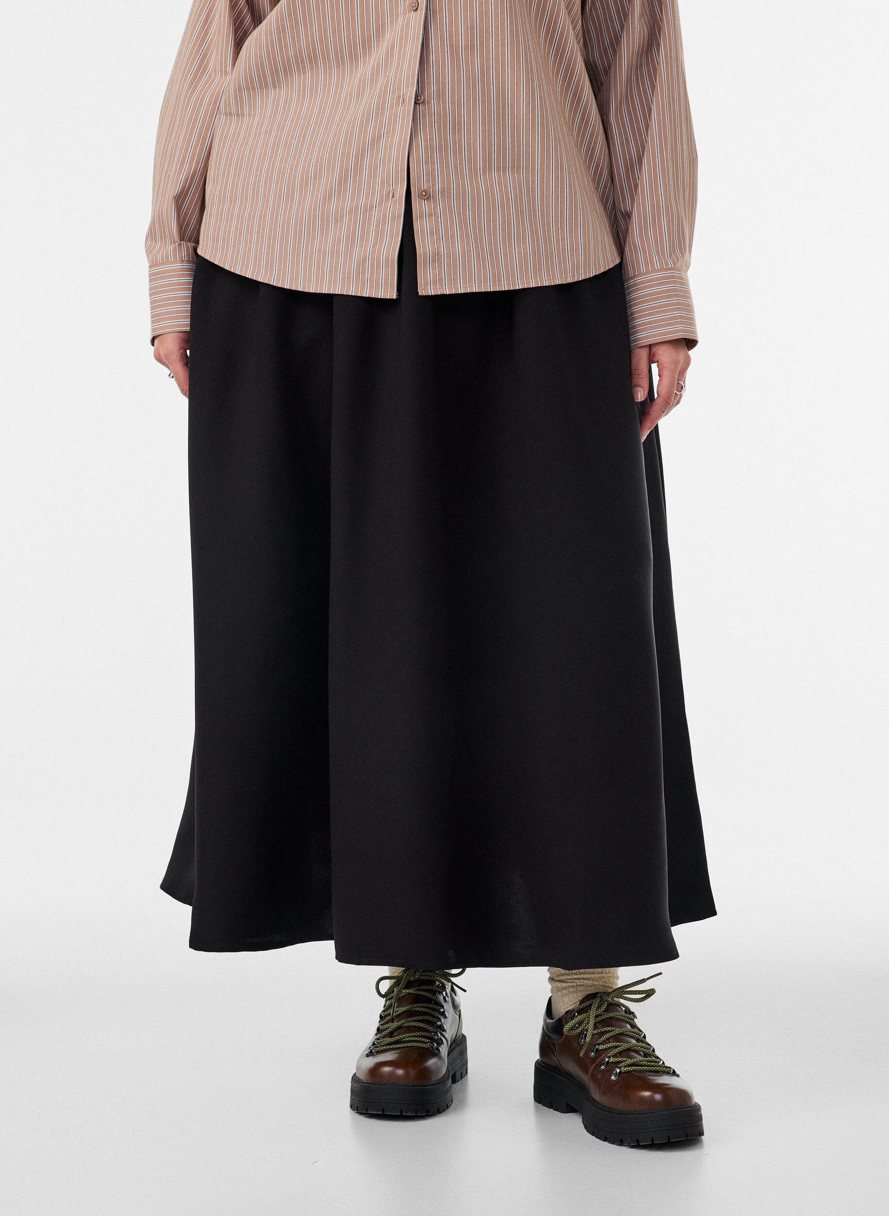 ZizziMaxiskj&oslash;rt i A-linje med lommer, Svart, Model image number 1