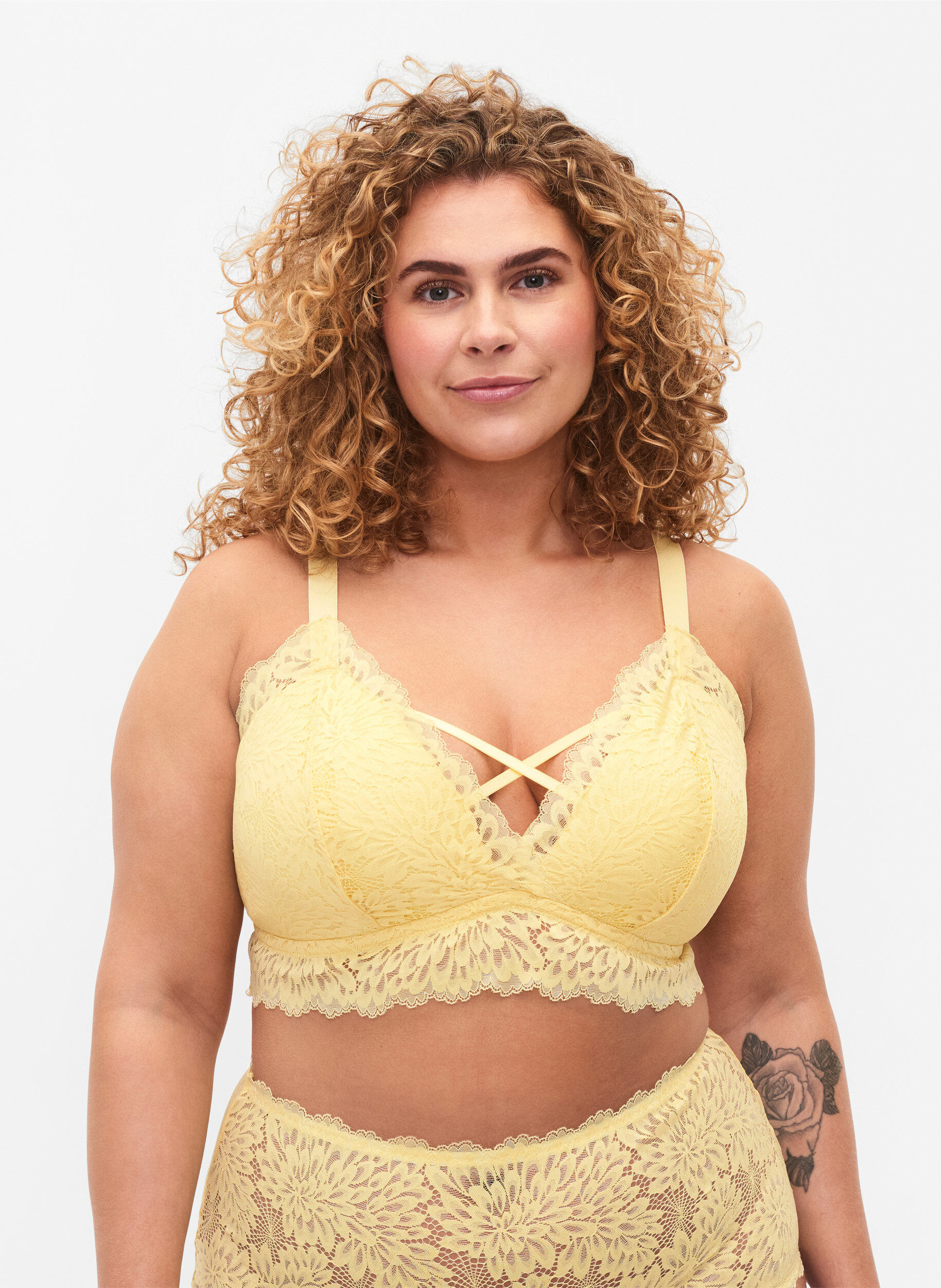 Zizzi Bralette med stringdetaljer og myk vattering, Pale Banana ASS, Model image number 0