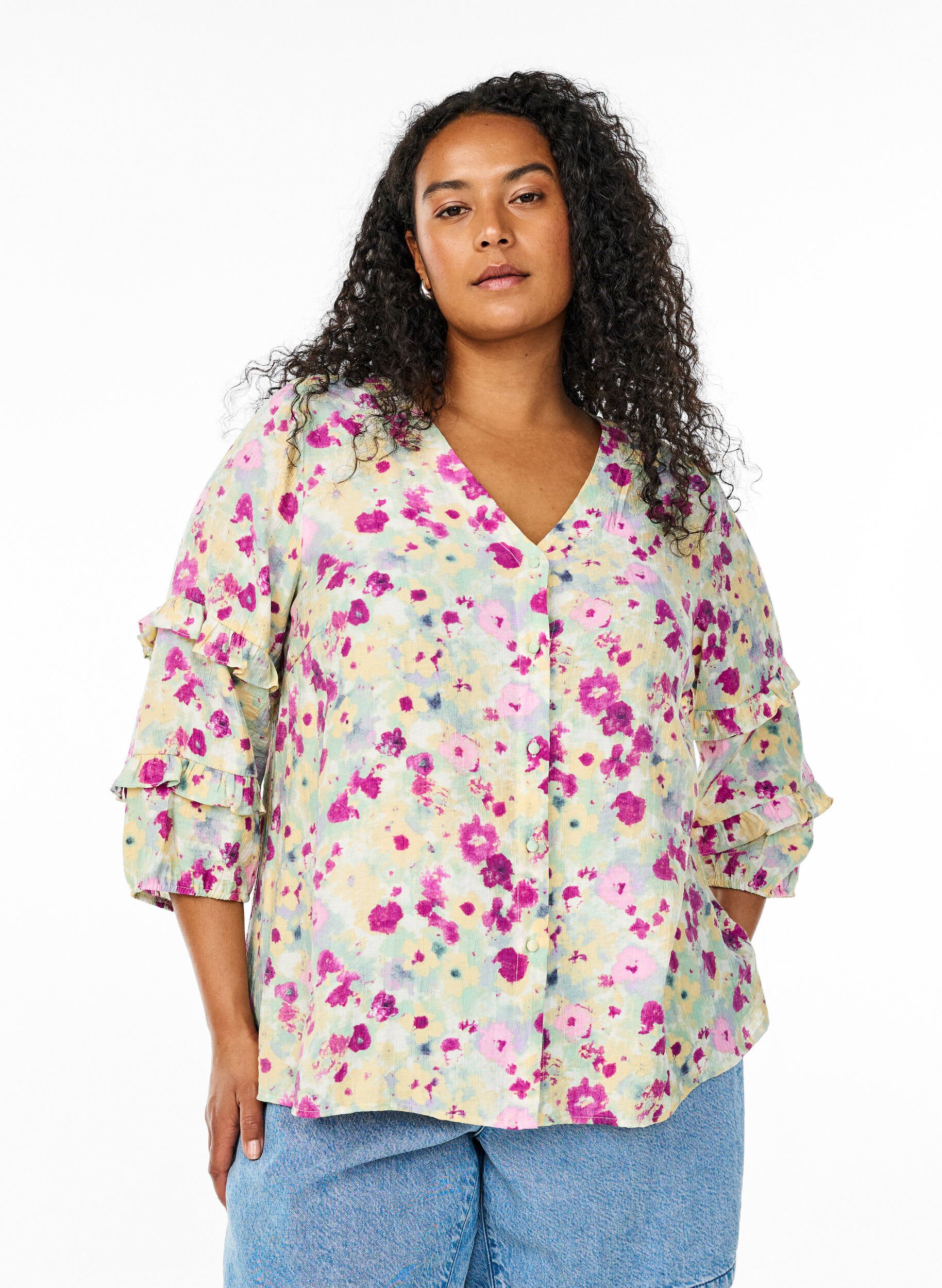 Bluse med volangedetaljer og blomstertrykk, Vanilje, Model