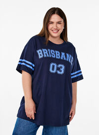 Sporty oversized college T-skjorte, Blå Sporty oversized college T-skjorte, Blå, Model