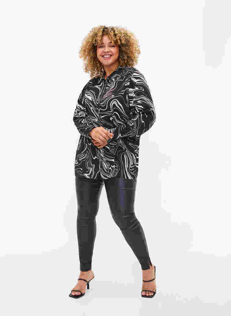 Langermet viskoseskjorte med mønster, Black Swirl AOP, Model