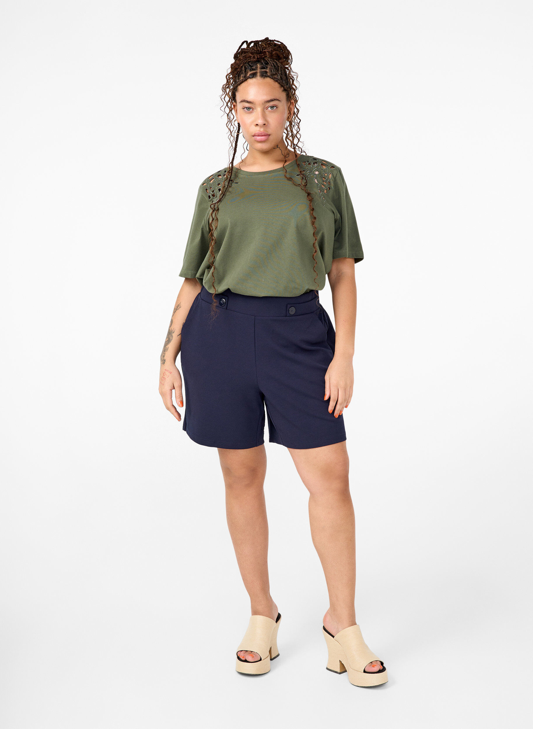 Zizzi T-skjorte i &oslash;kologisk bomull med broderidetaljer, Thyme, Model image number 2