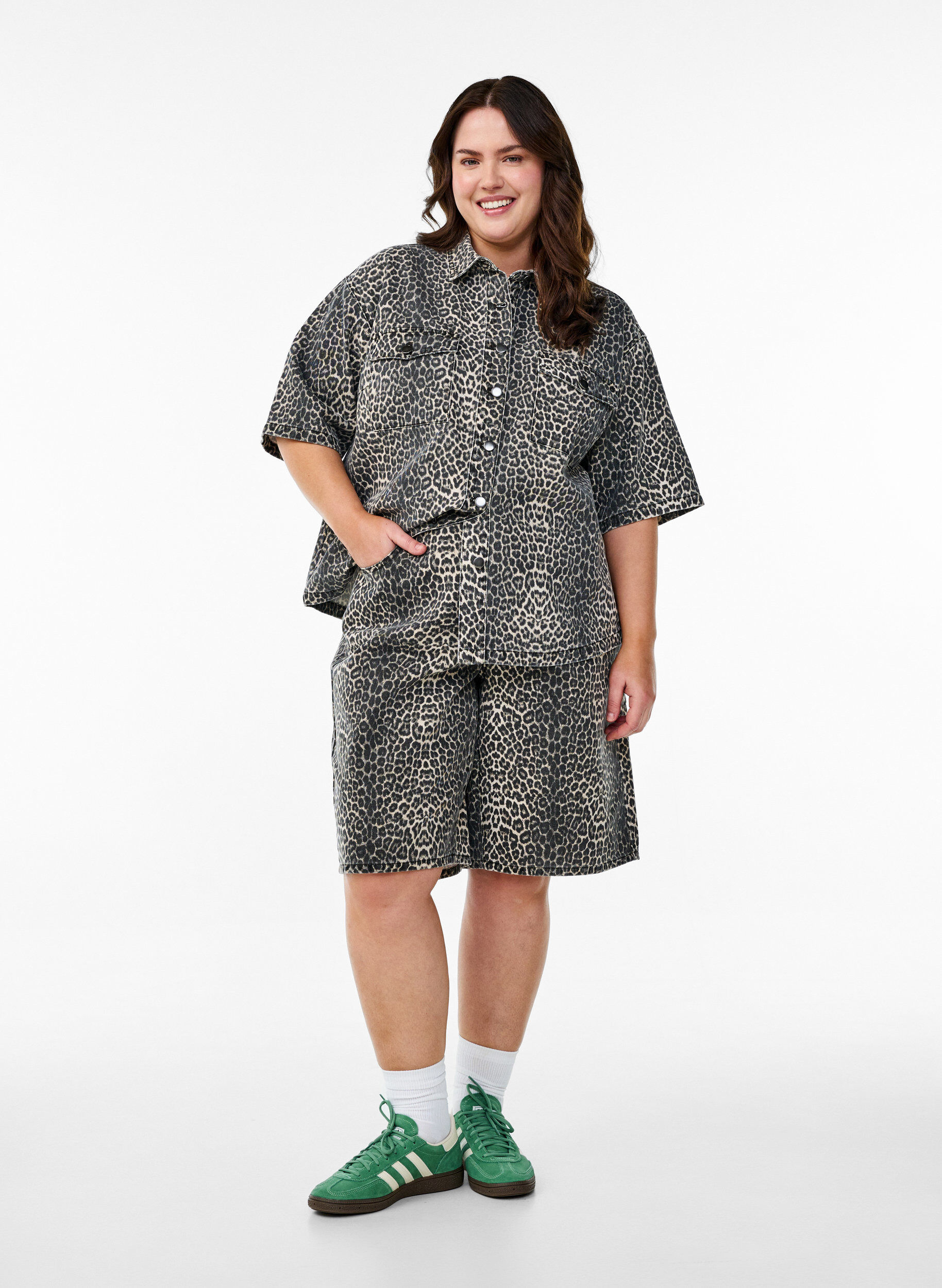 Zizzi Denimskjorte med leopardm&oslash;nster og korte ermer, Brun, Model image number 1