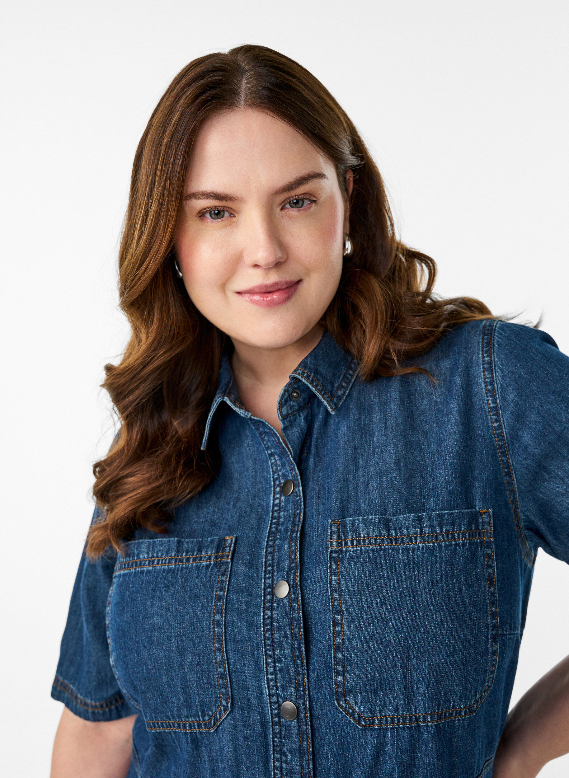 Zizzi Skjortekjole i denim med korte ermer, Bl&aring;, Model image number 2