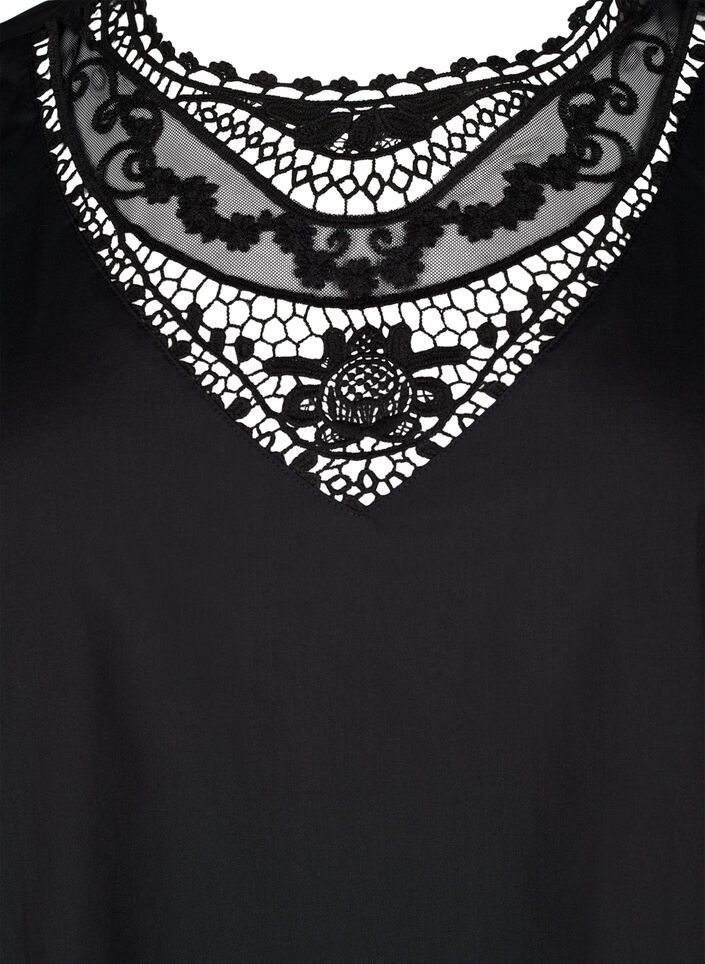 Kortermet bluse med blondedetalj, Black, Packshot image number 2