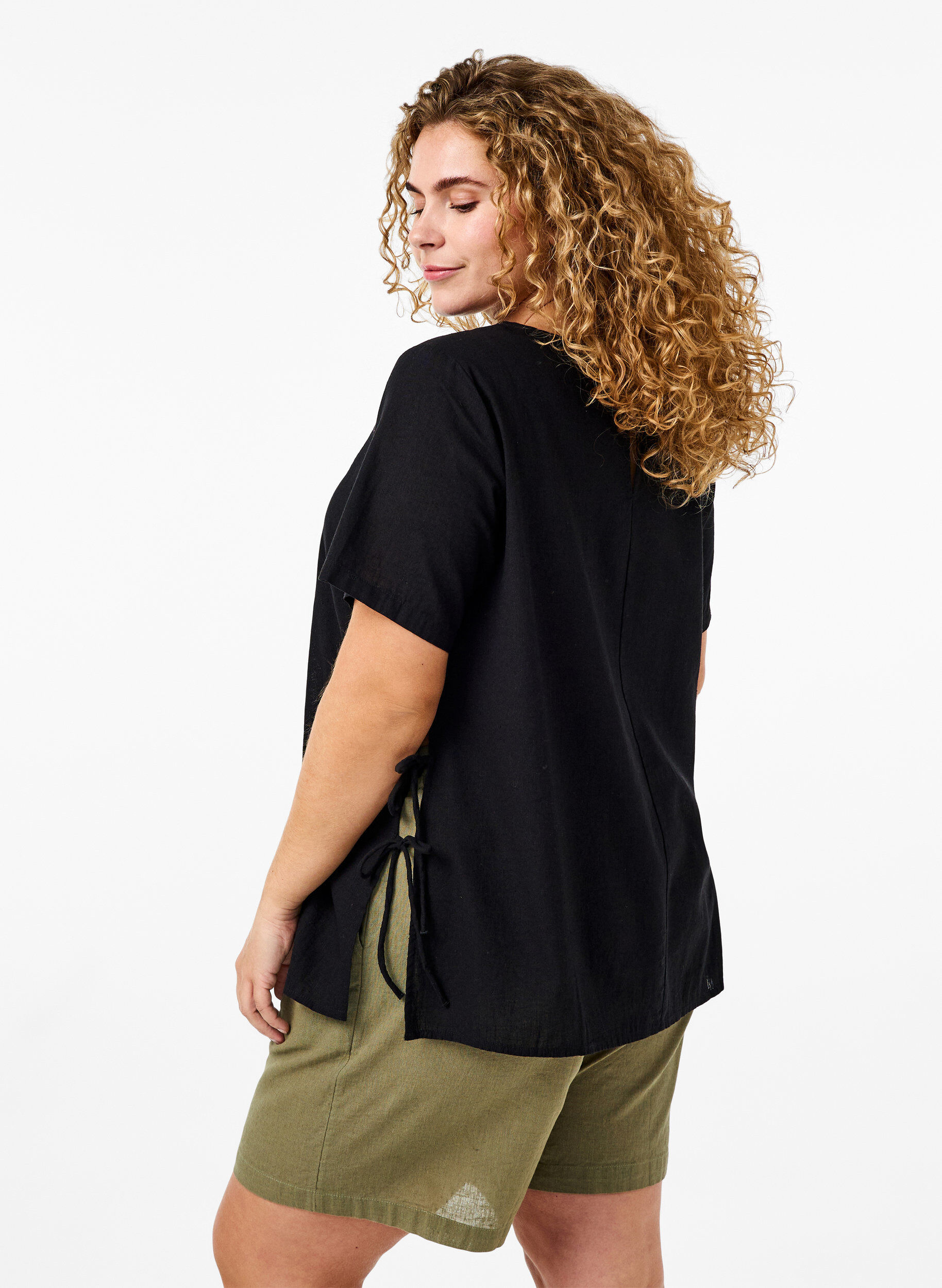 Zizzi L&oslash;s shorts i bomullsblanding med lin, Deep Lichen Green, Model image number 1