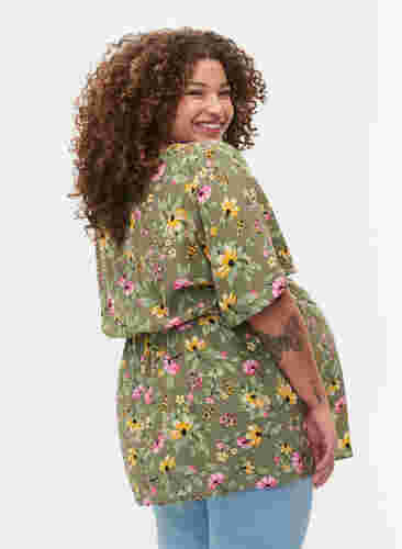 Blomstrete bluse til gravide i viskose, Green Flower Print, Model image number 1