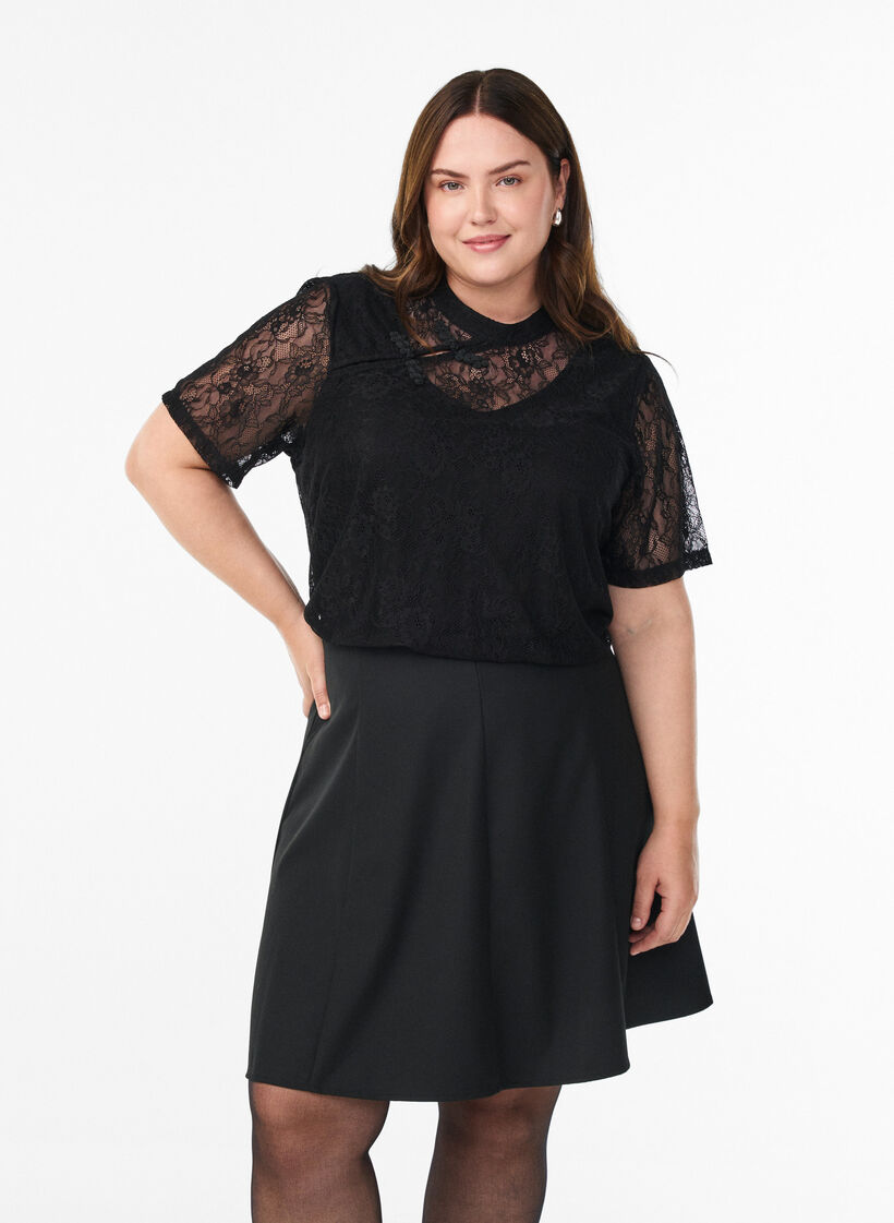 Bluse med blonder og vri-detalj og korte ermer, Svart, Model