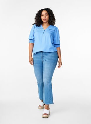 Zizzi Viskosebluse med vaffelsøm og rysjedetaljer, Cornflower Blue, Model image number 2