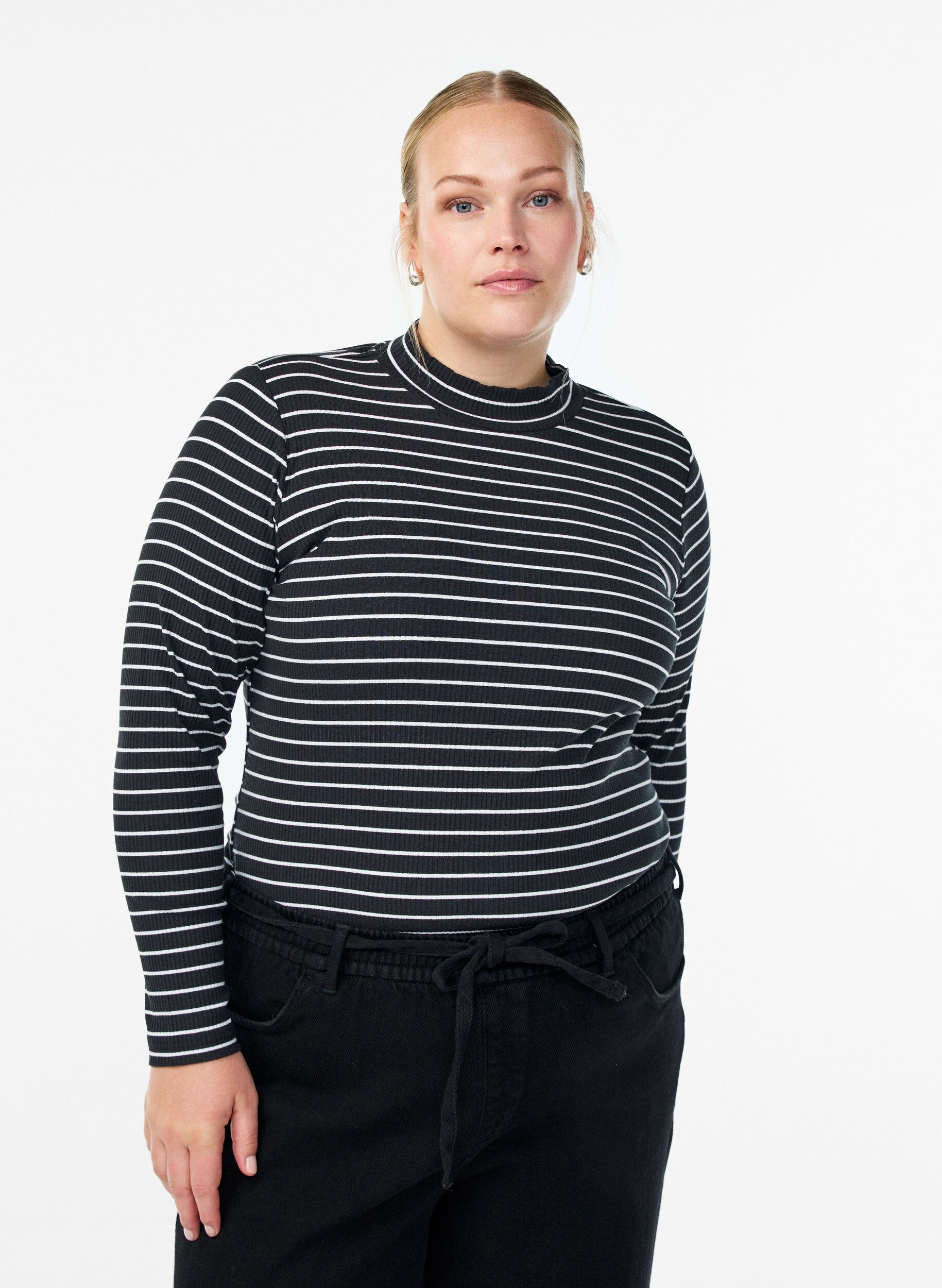 Stripet ribbet jerseybluse med h&oslash;y hals, Svart, Model