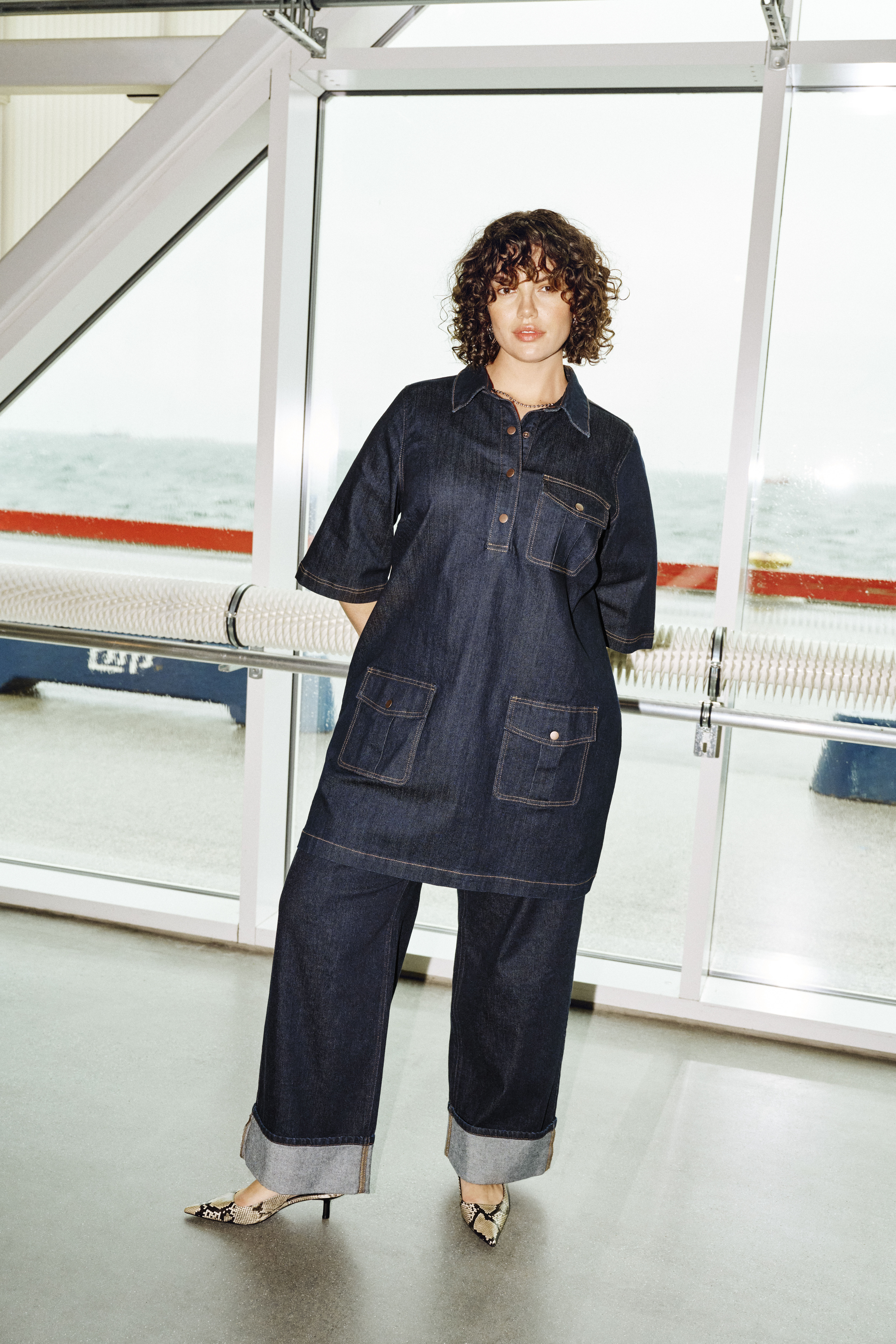 Denim-look med detaljer, , Model