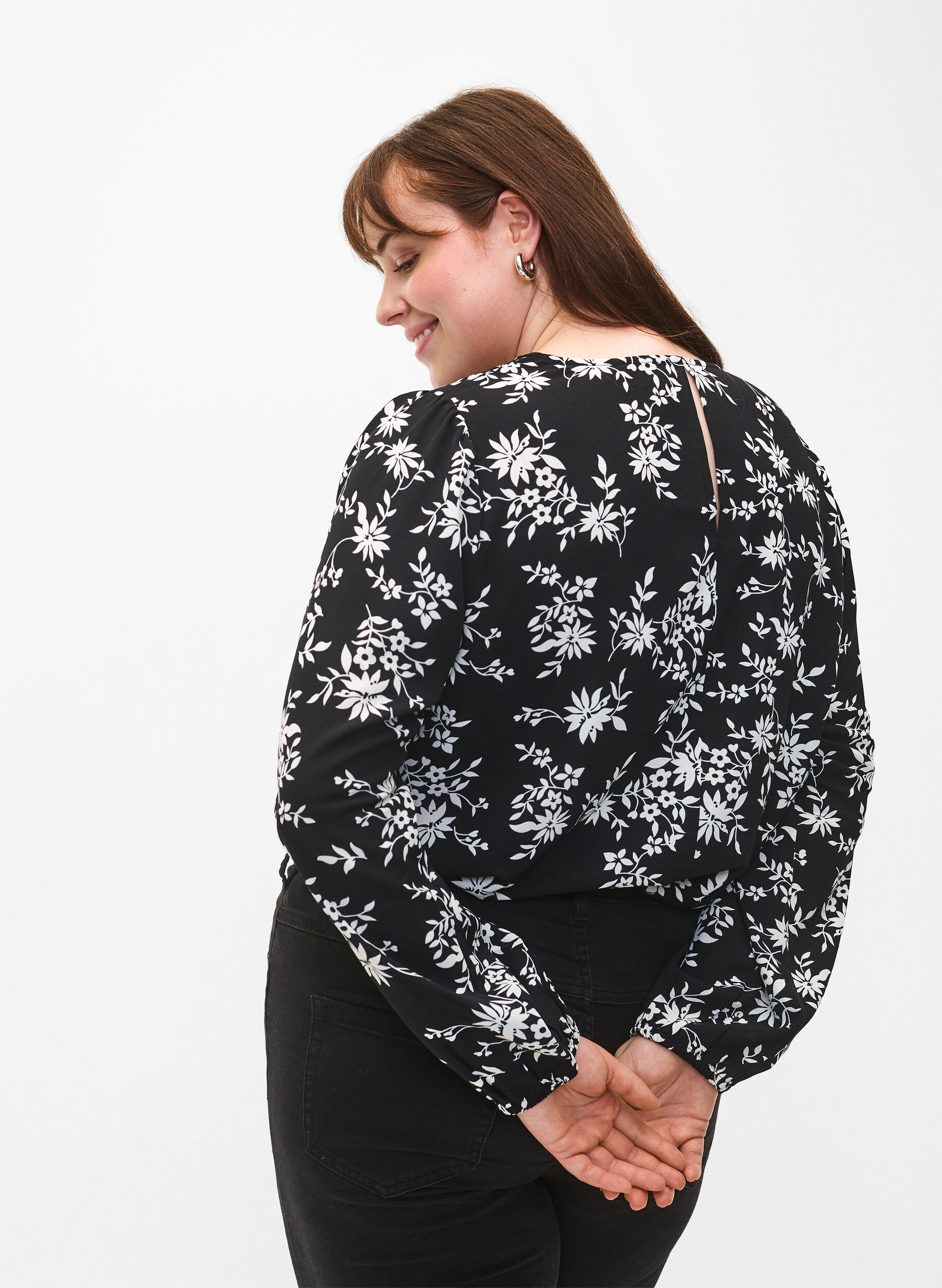 Zizzi Bluse med puffermer, Black Flower AOP, Model image number 1