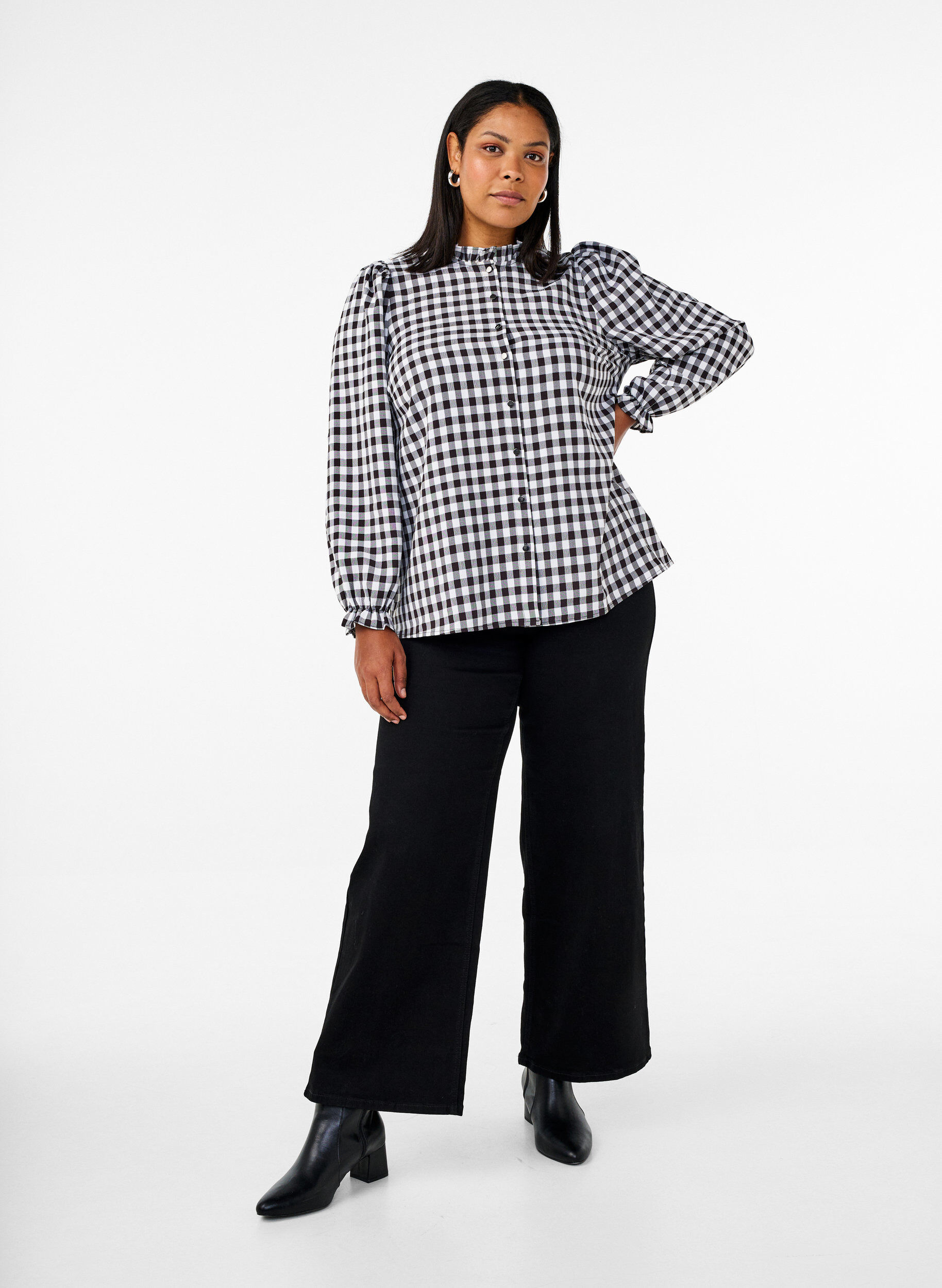 Zizzi Rutete bluse med volangdetaljer, Black/W. Gingham, Model image number 3
