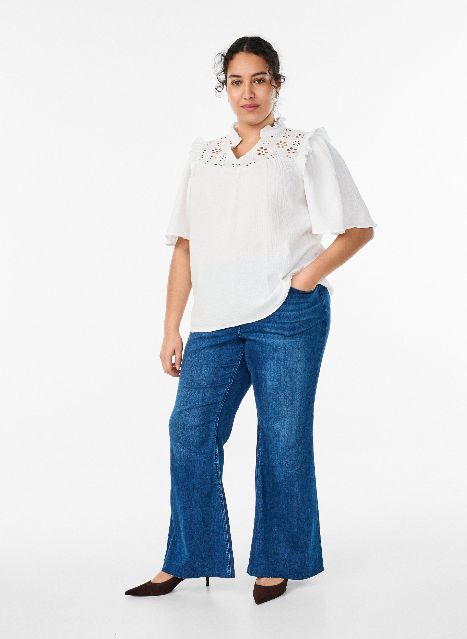 ZizziBluse i bomullsmusselin med broderie anglaise og 1/2 ermer, Hvit, Model image number 1