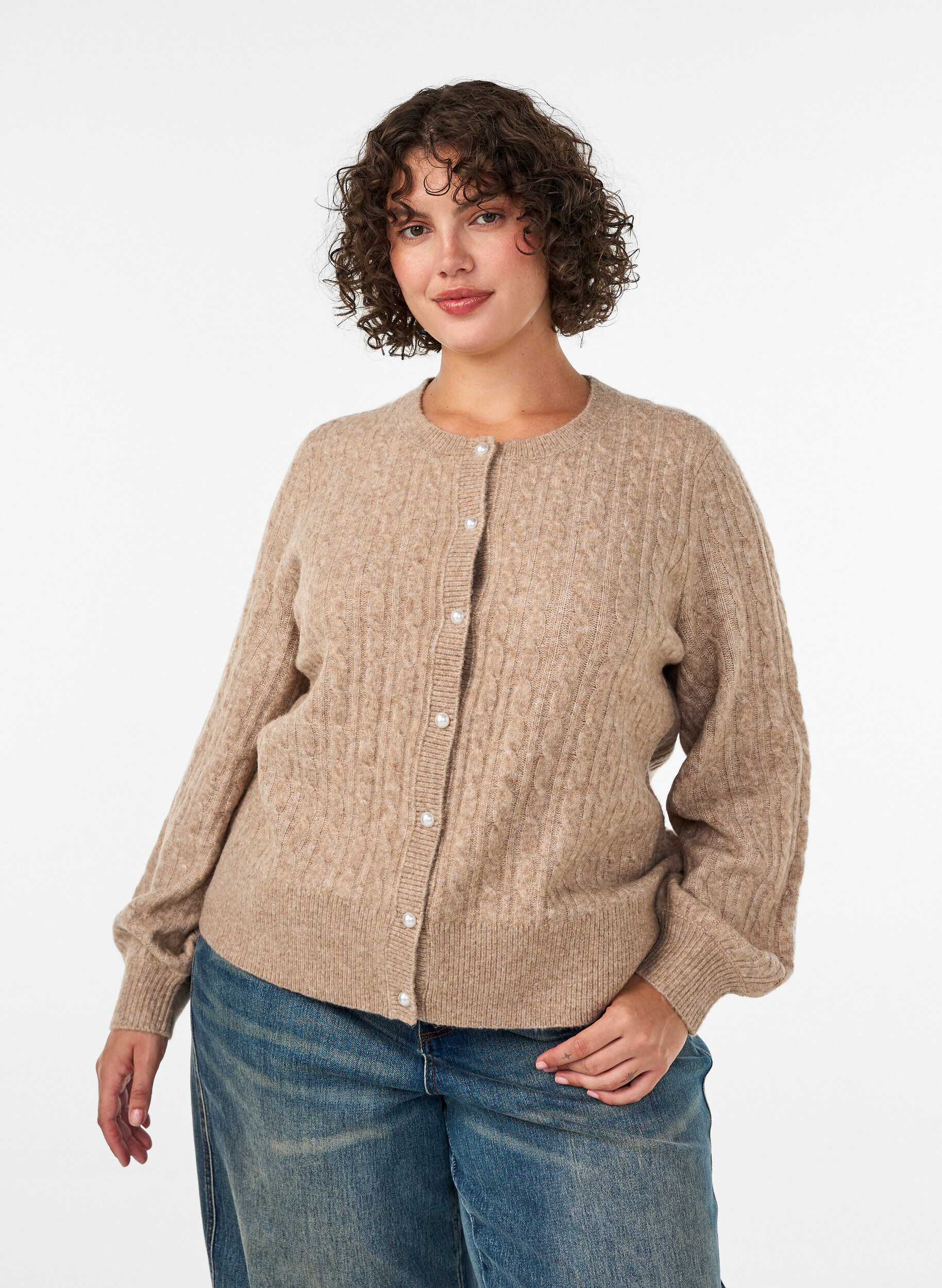 Kabelstrikket cardigan med perleknapper, Beige, Model