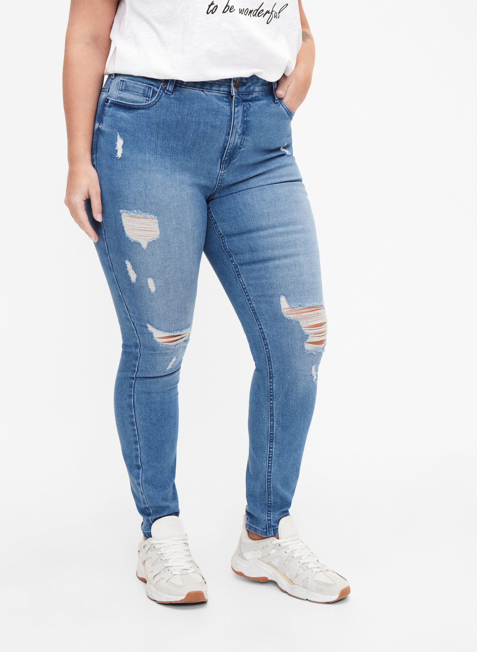 Zizzi Amy jeans med supersmal passform og rippede detaljer, Bl&aring;, Model image number 2