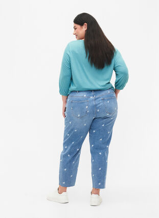 MIlle mom fit jeans med hjerter, Light blue denim, Model image number 1