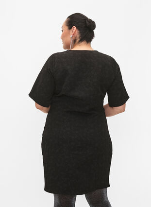Kortermet kjole med strukturmønster og draperinger, Black, Model image number 1