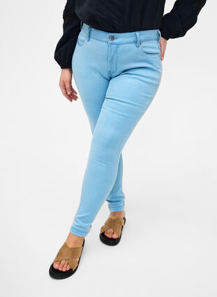 Viona jeans med normal midje, Ex Lt Blue, Model image number 2