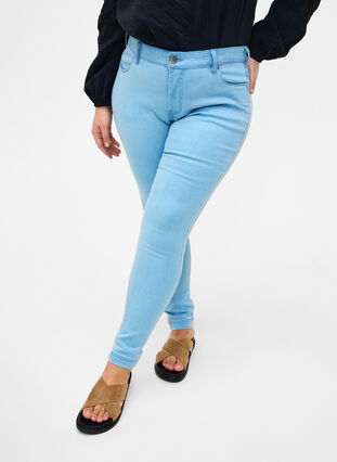 Zizzi Viona jeans med normal midje, Blå, Model image number 2