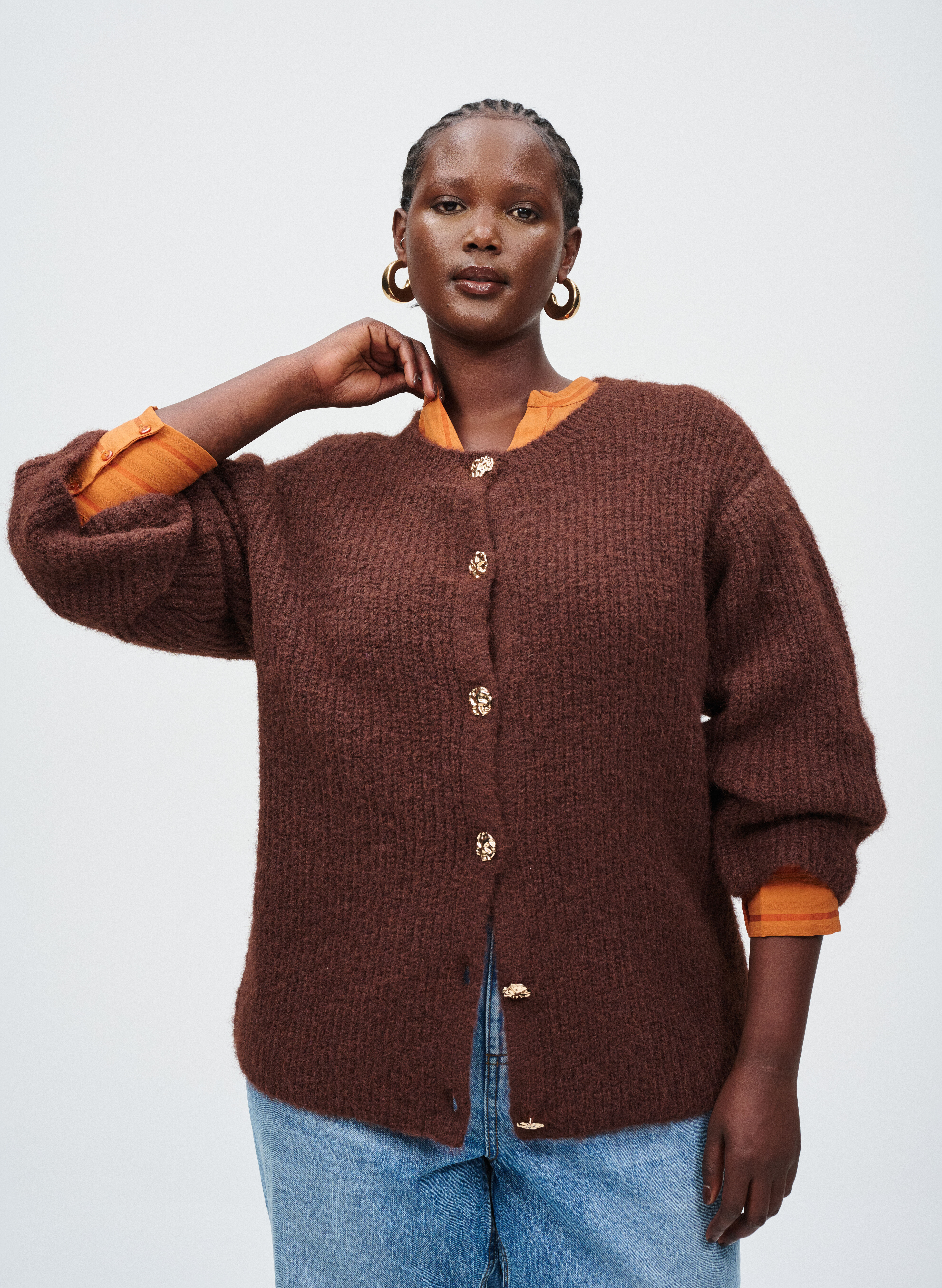 Strikket med gullknapper, , Model