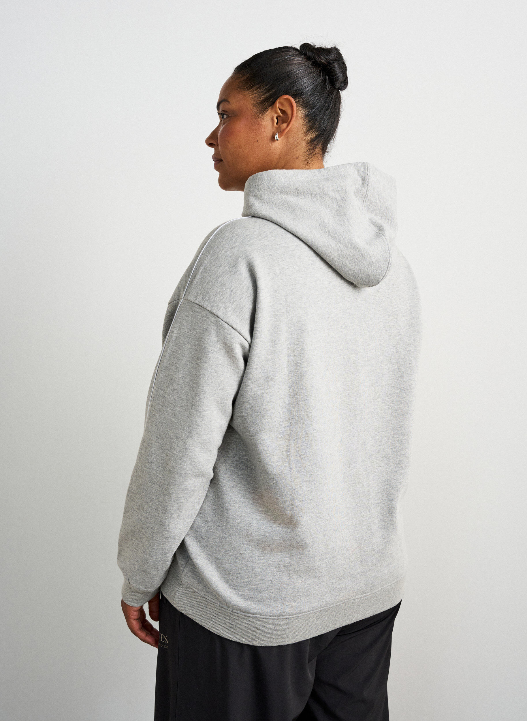 ZizziHettegenser med brodert motiv, Gr&aring;, Model image number 2