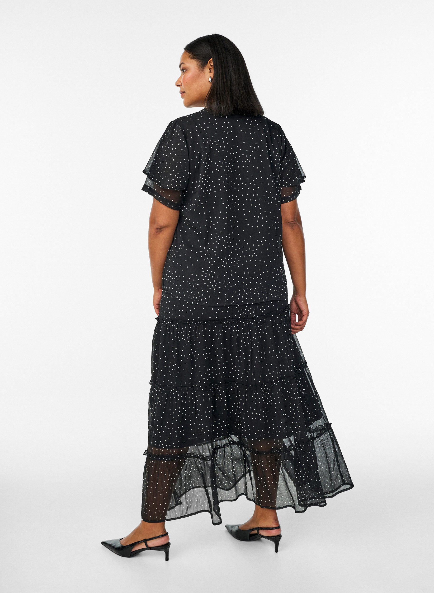 Zizzi Lang A-linje chiffon skj&oslash;rt med polkaprikker, Svart, Model image number 1