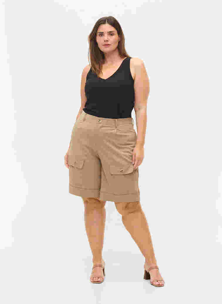 Shorts med påsydde lommer, Humus, Model