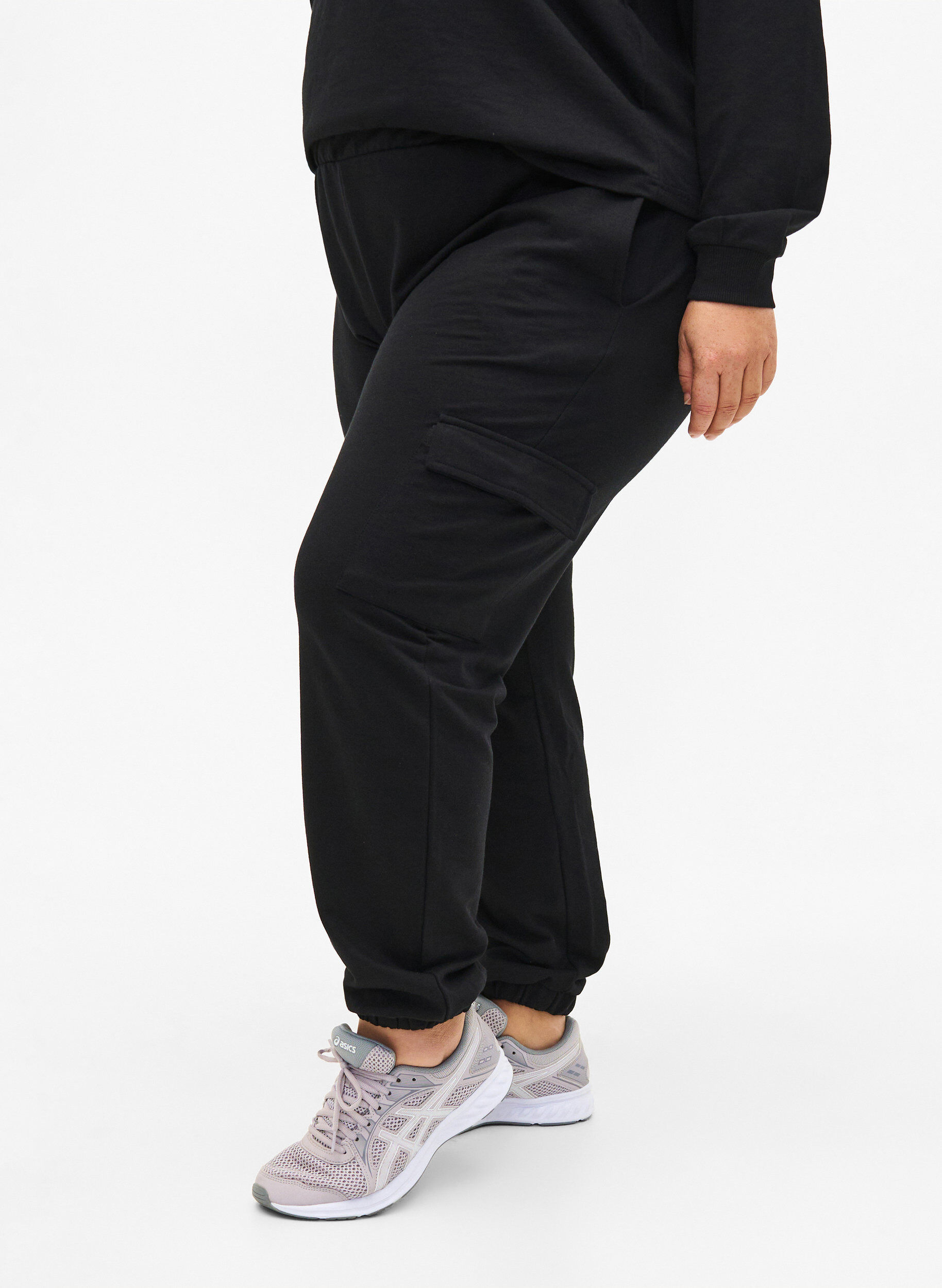 Zizzi Joggebukse med cargo-lommer, Black, Model image number 0