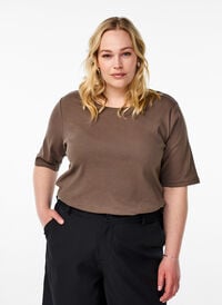 Ribbestrikket jerseybluse med korte ermer, Brun Ribbestrikket jerseybluse med korte ermer, Brun, Model
