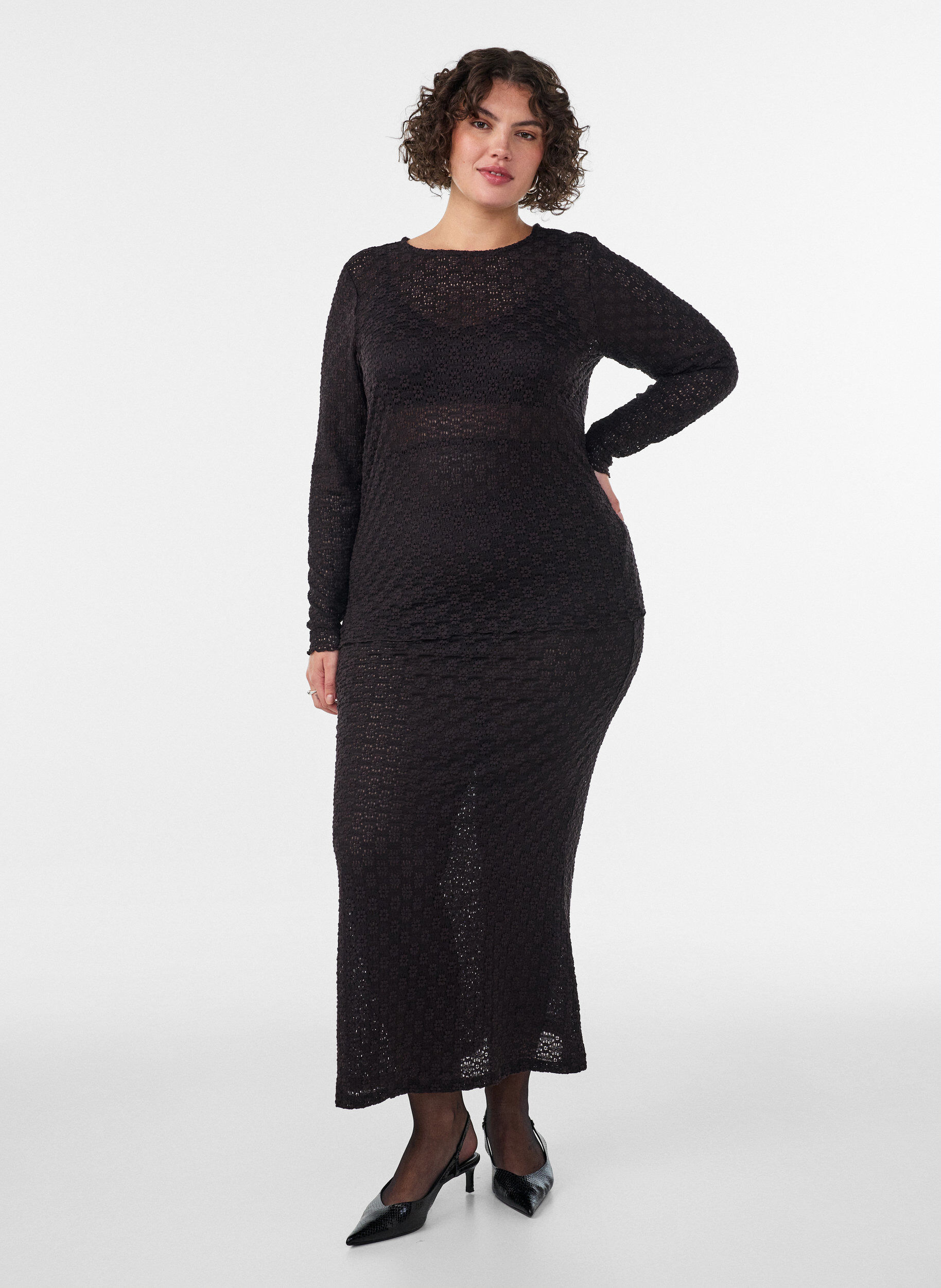 ZizziBluse med hullm&oslash;nster og lange ermer, Svart, Model image number 1