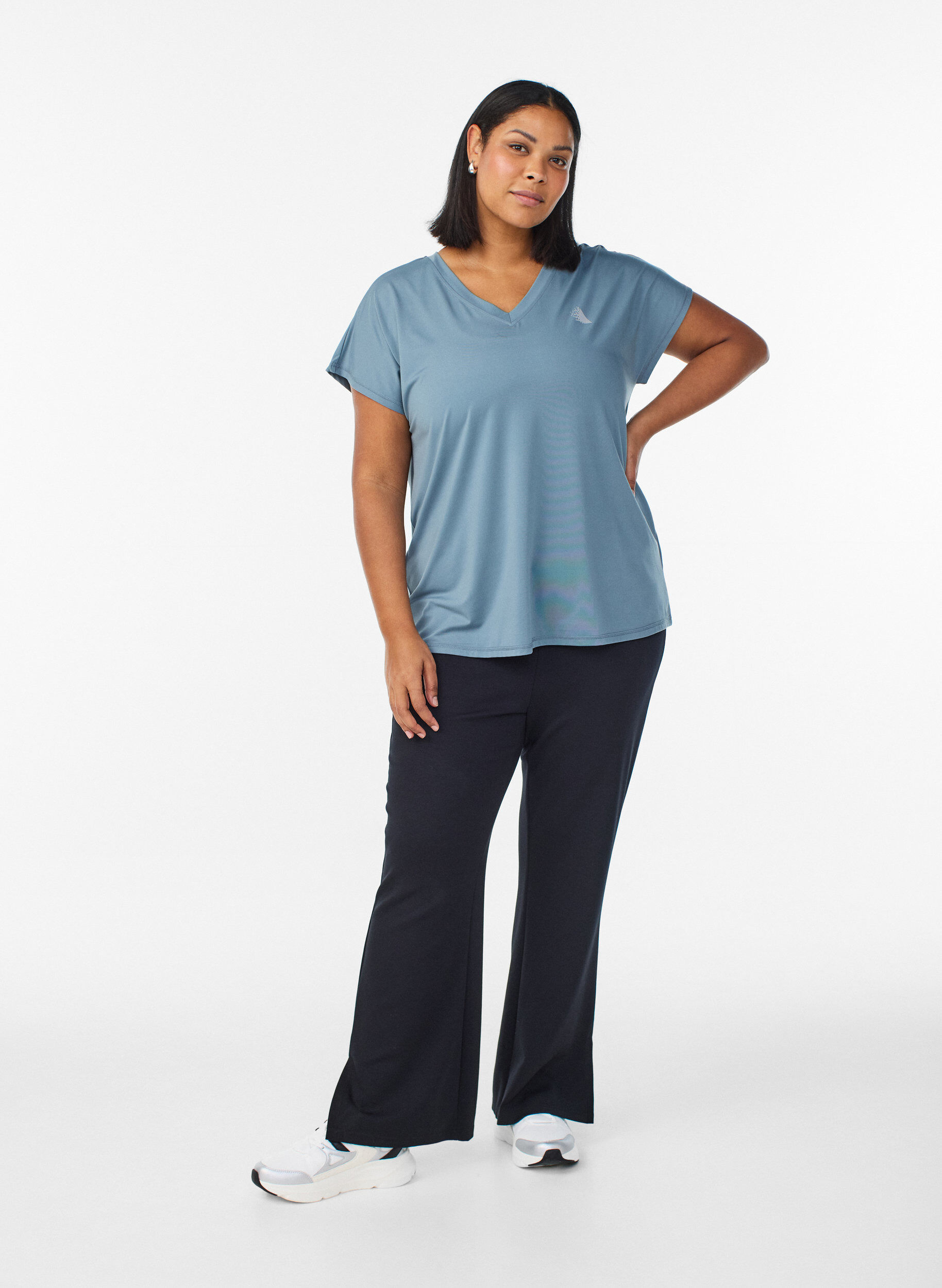 Zizzi L&oslash;stsittende trenings-t-skjorte med v-hals, Gr&aring;, Model image number 1