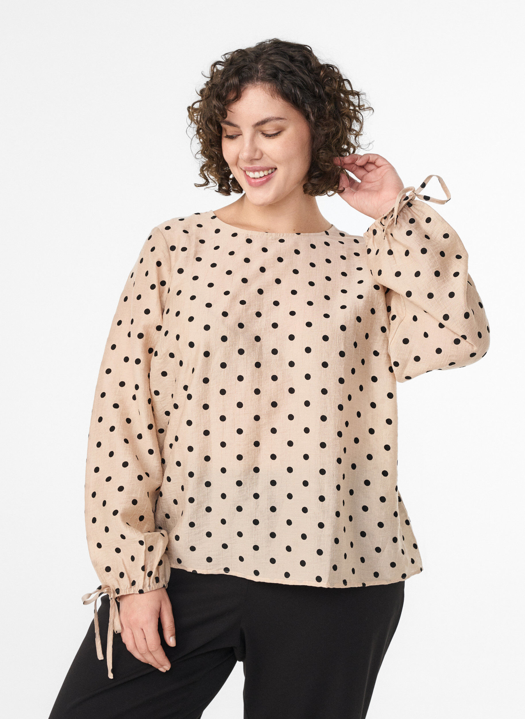 Bluse med prikker og knytedetaljer, Beige, Model