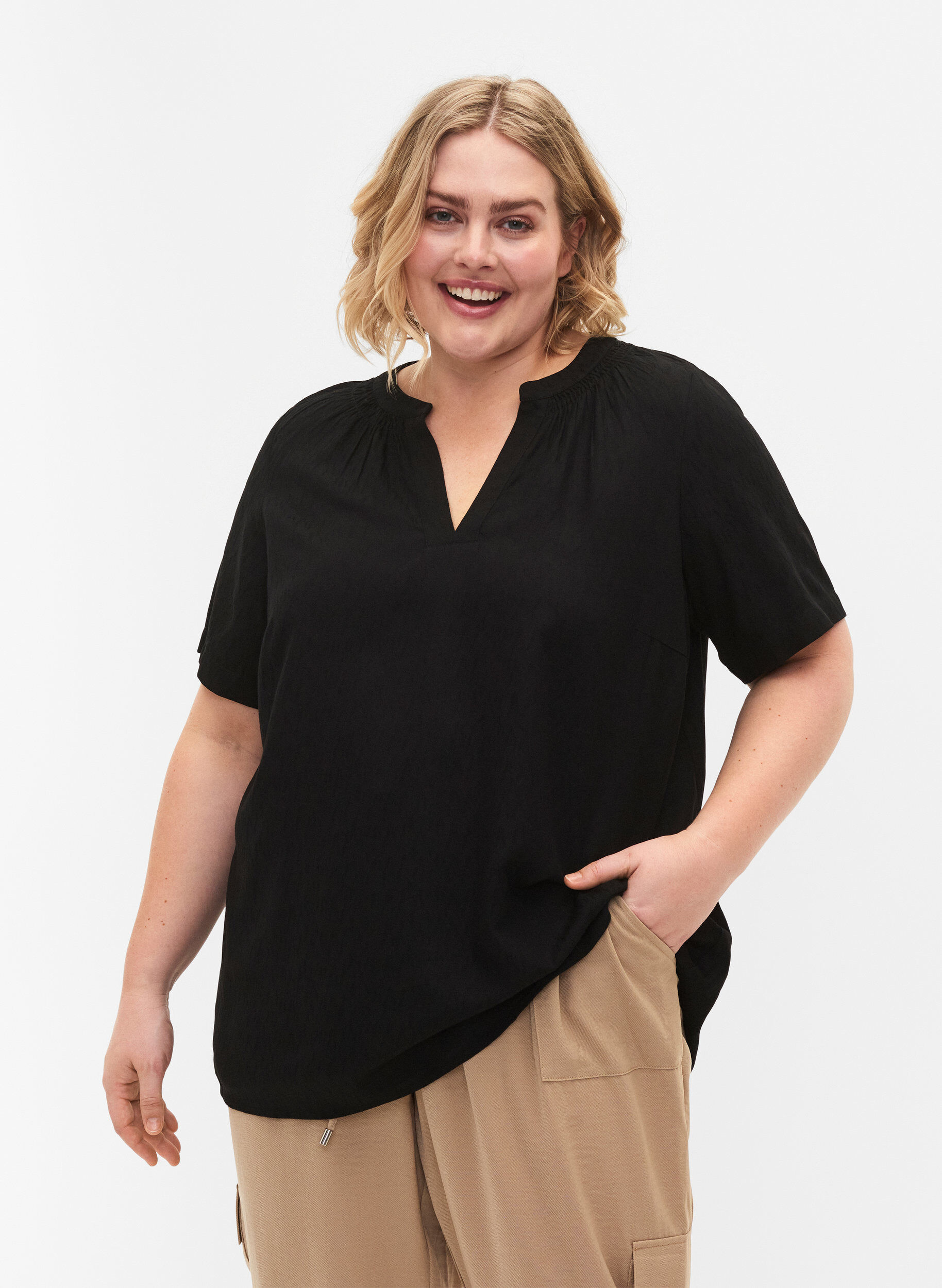 Zizzi Kortermet bluse i viskose med V-hals, Black, Model image number 0