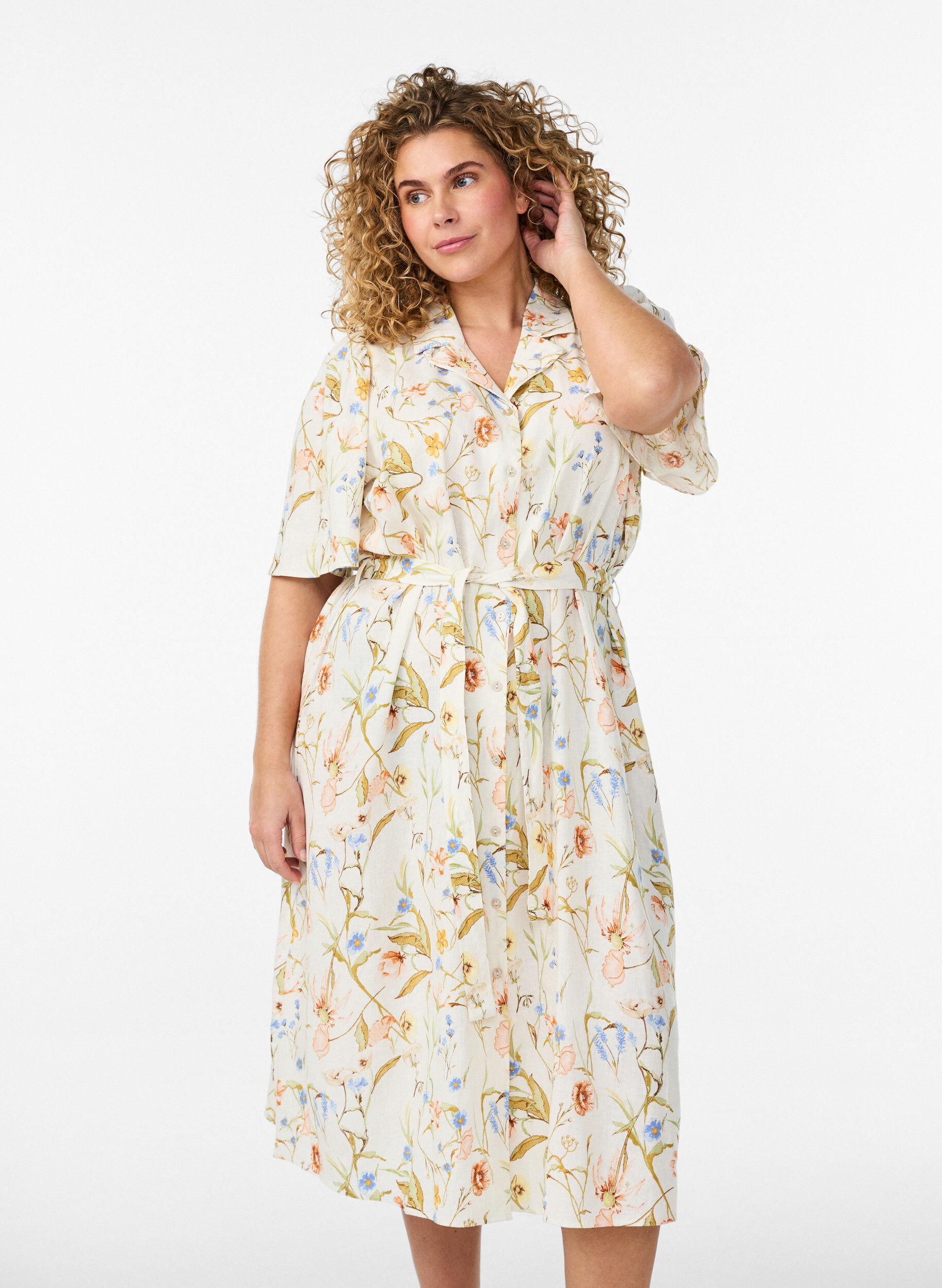 Skjortekjole i lin og viskose med knytebelte, Vanilje, Model