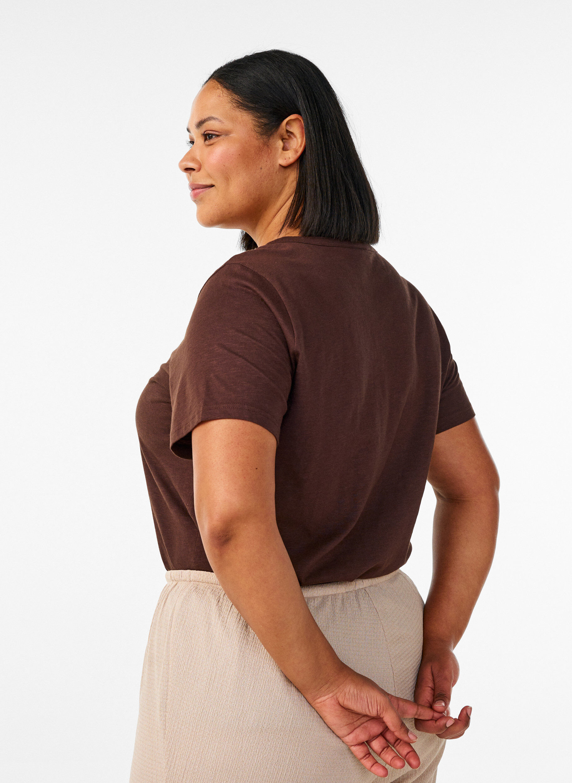 Zizzi T-skjorte med knappdetalj, Brun, Model image number 2