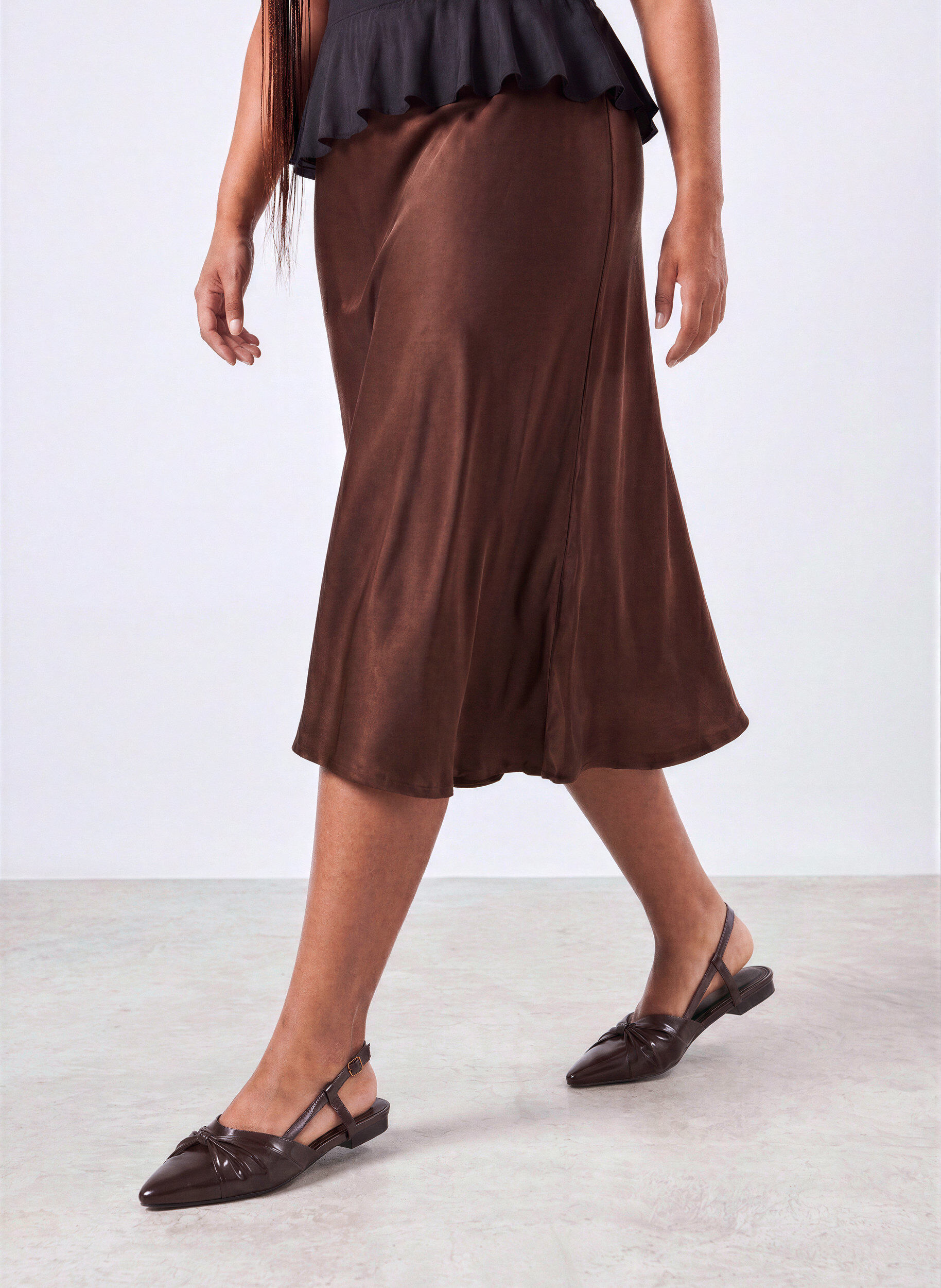 Slingback med sl&oslash;yfedetaljer og lakk look, Brun, Model