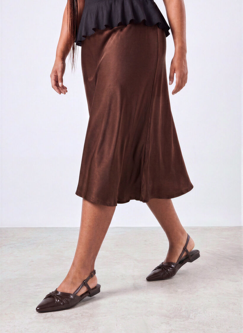 Slingback med sl&oslash;yfedetaljer og lakk look, Brun, Model