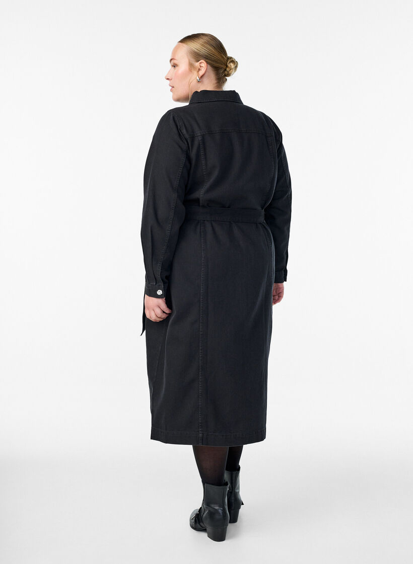 Midikjole i denim med et belte og dekorative knapper, Svart, Model image number 2