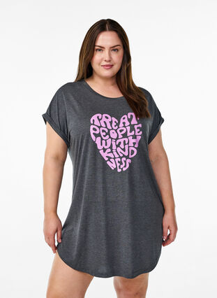 Zizzi Kortermet nattkjole med teksttrykk, Svart, Model image number 0