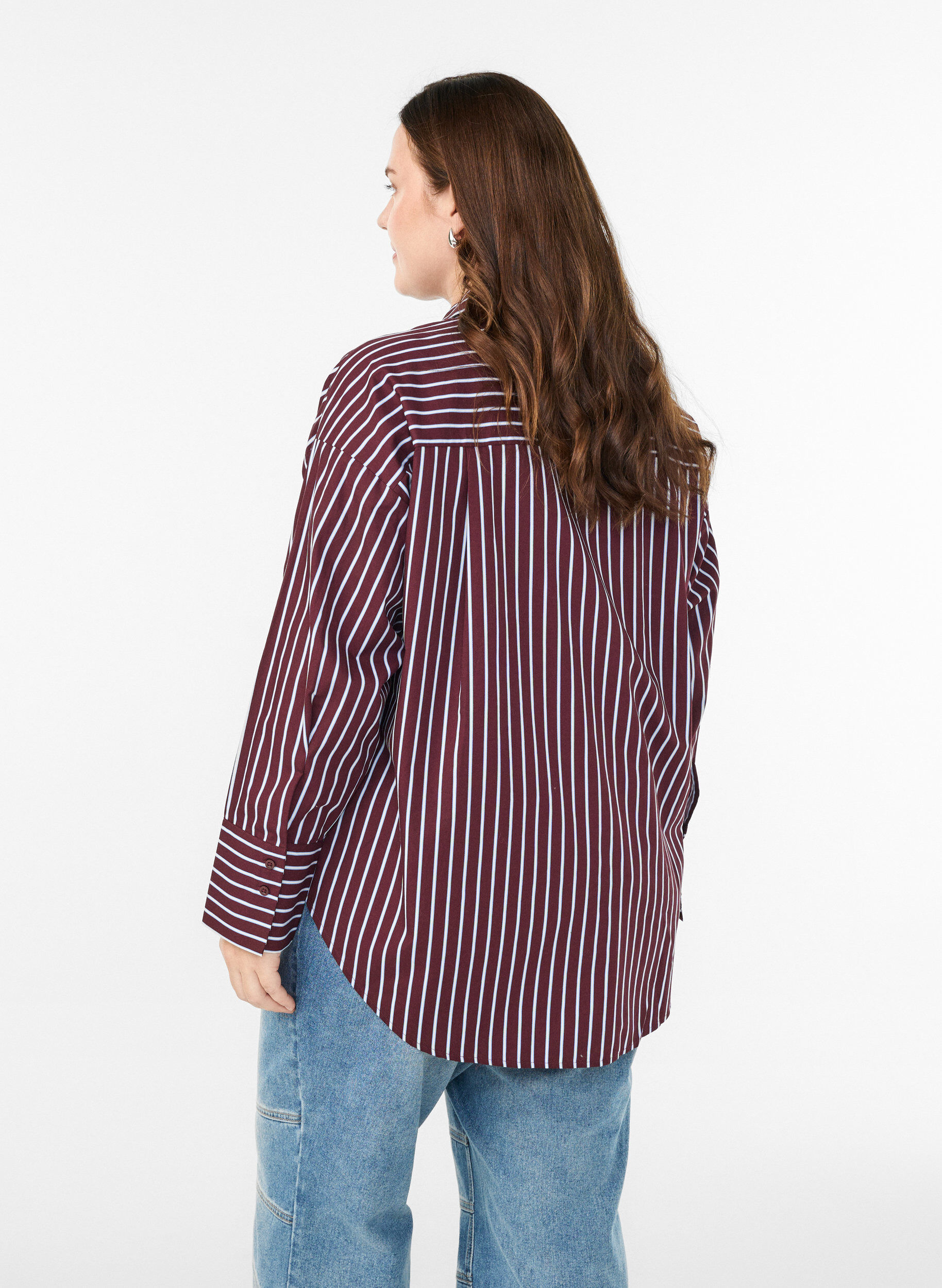 Zizzi Loose fit skjorte med striper og en brystlomme, M&oslash;rk Bordeaux, Model image number 2