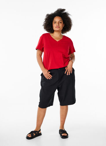 Zizzi Enkel T-skjorte i bomull med V-hals, Rød, Model image number 1