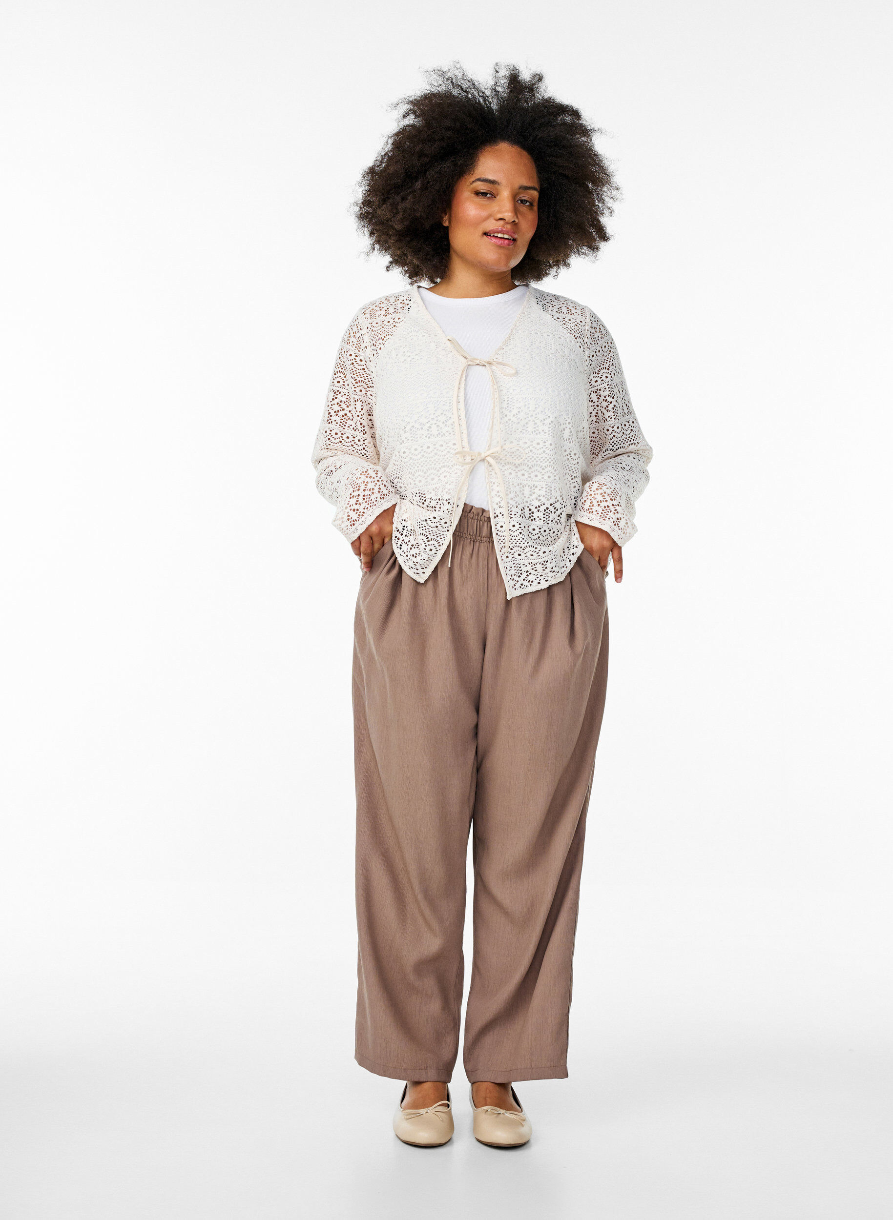 Zizzi Cardigan med hullm&oslash;nster og knyteb&aring;nd, Vanilje, Model image number 1