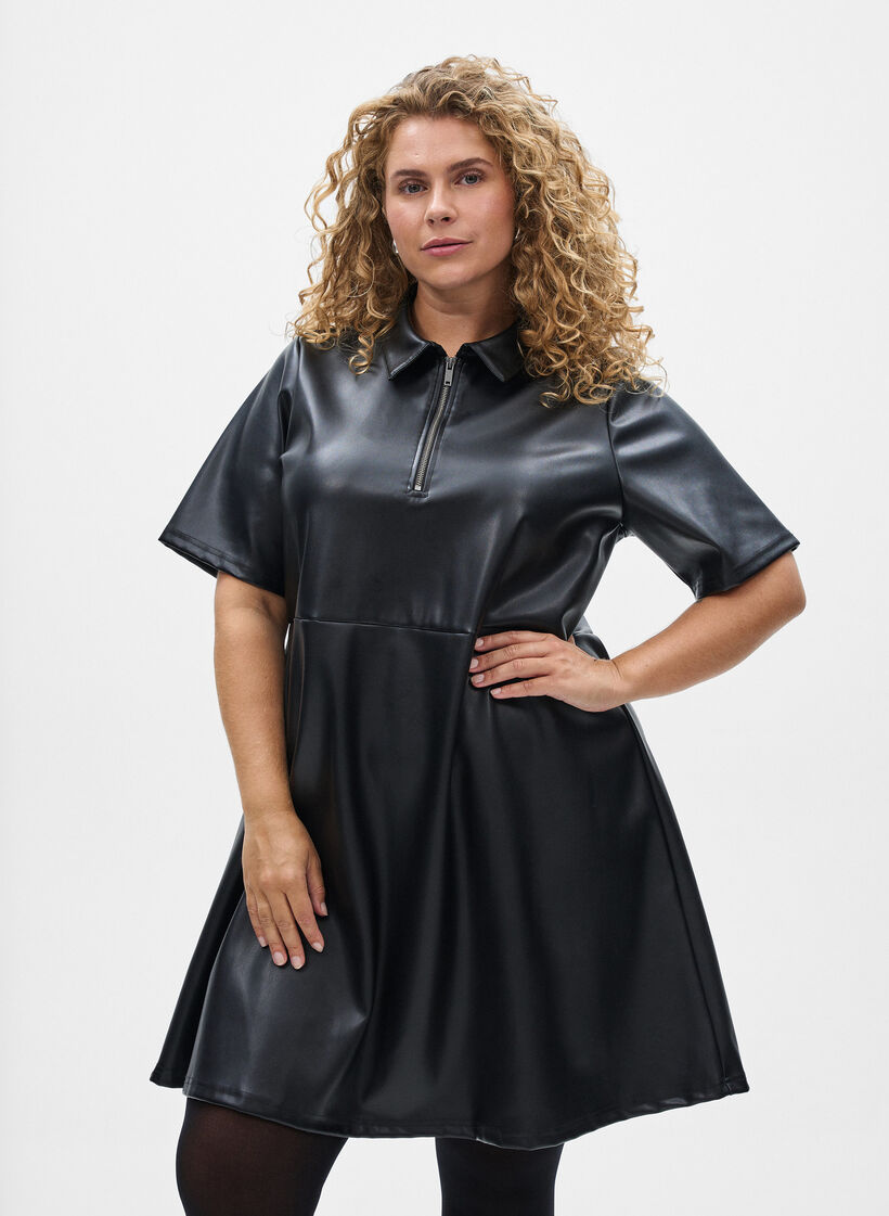 Kort kjole i imitert skinn med A-formet snitt, Black, Model