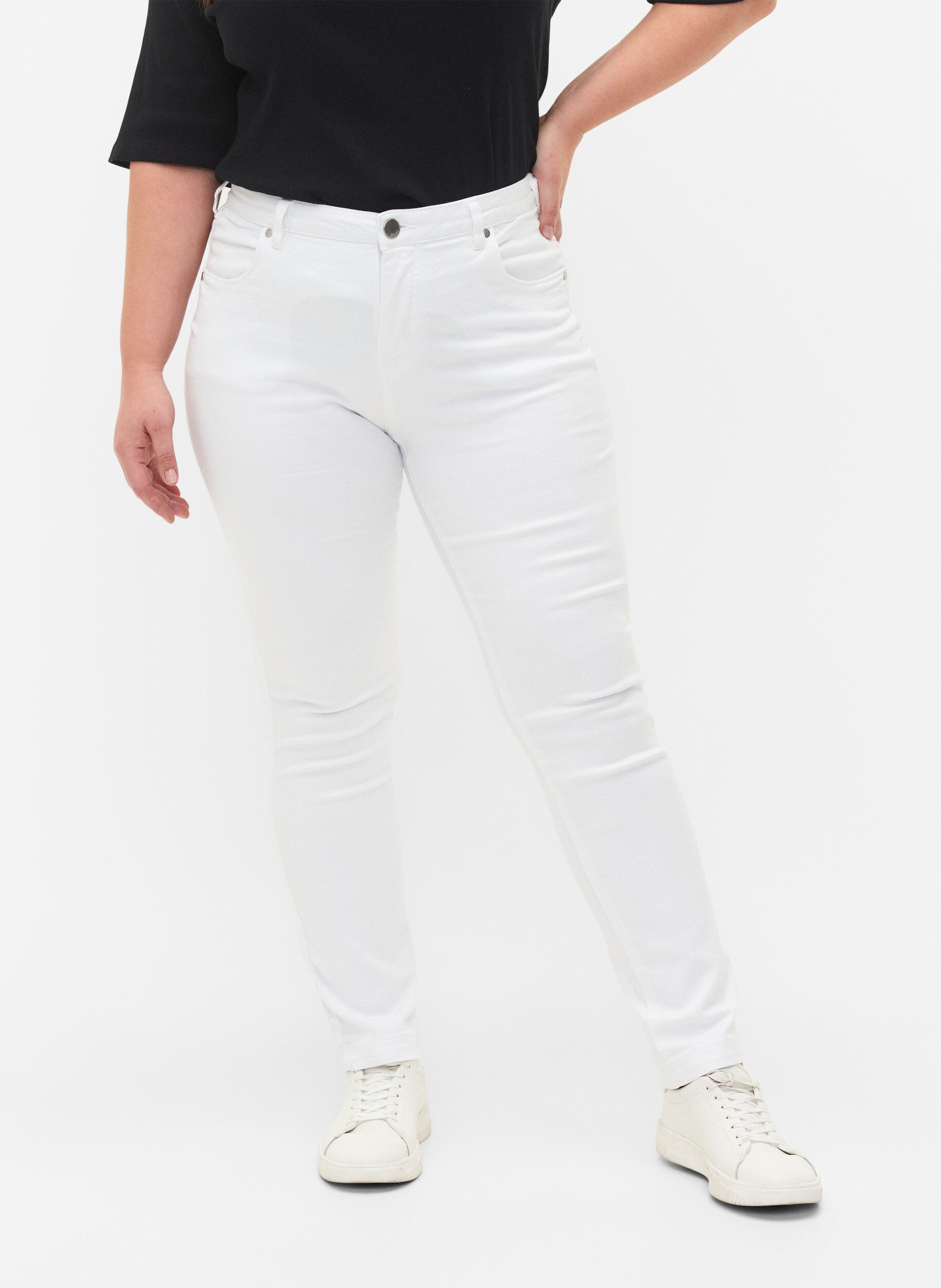 ZizziSlim fit Emily jeans med normal h&oslash;yde i livet, Hvit, Model image number 2