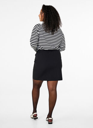 Zizzi Kort skjørt med strikk i midjen bak, Black, Model image number 1