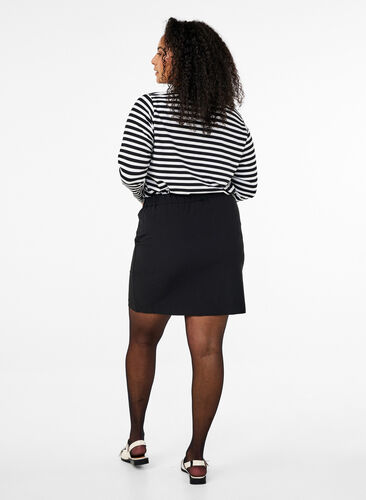 Zizzi Kort skjørt med strikk i midjen bak, Black, Model image number 1