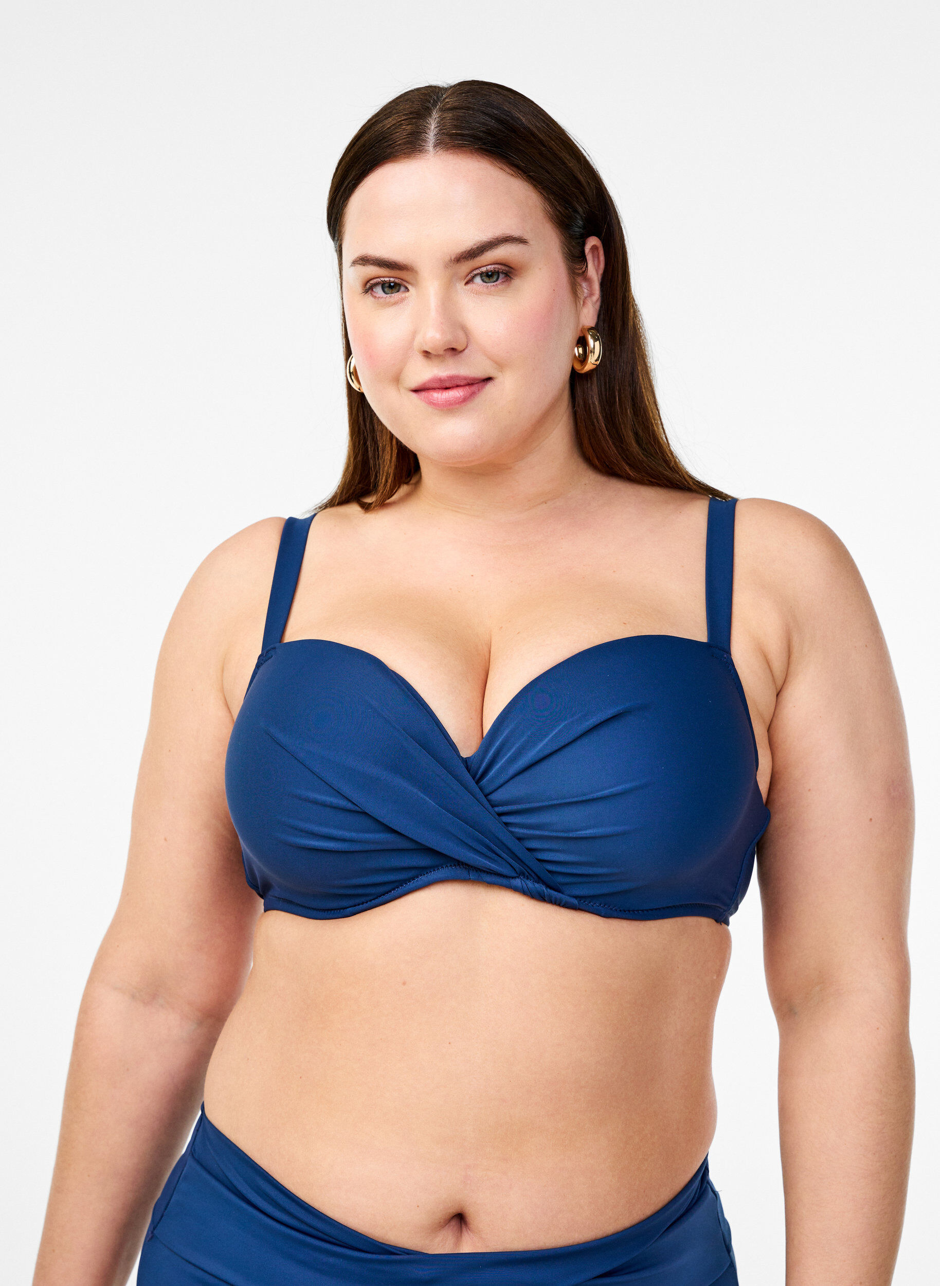 Bikinitopp med b&oslash;yler og drapering, Bl&aring;, Model