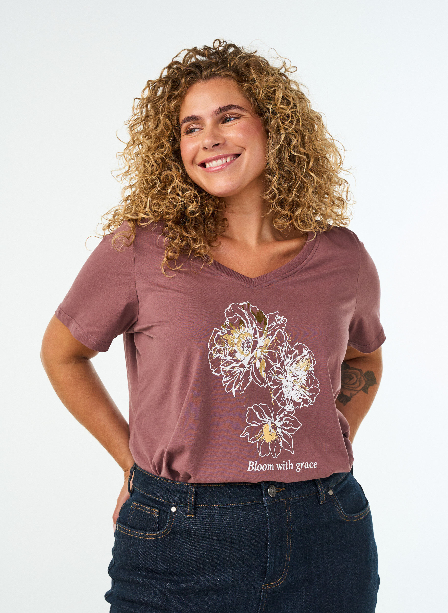 Bomull T-skjorte med fronttrykk og V-hals, Rosa, Model