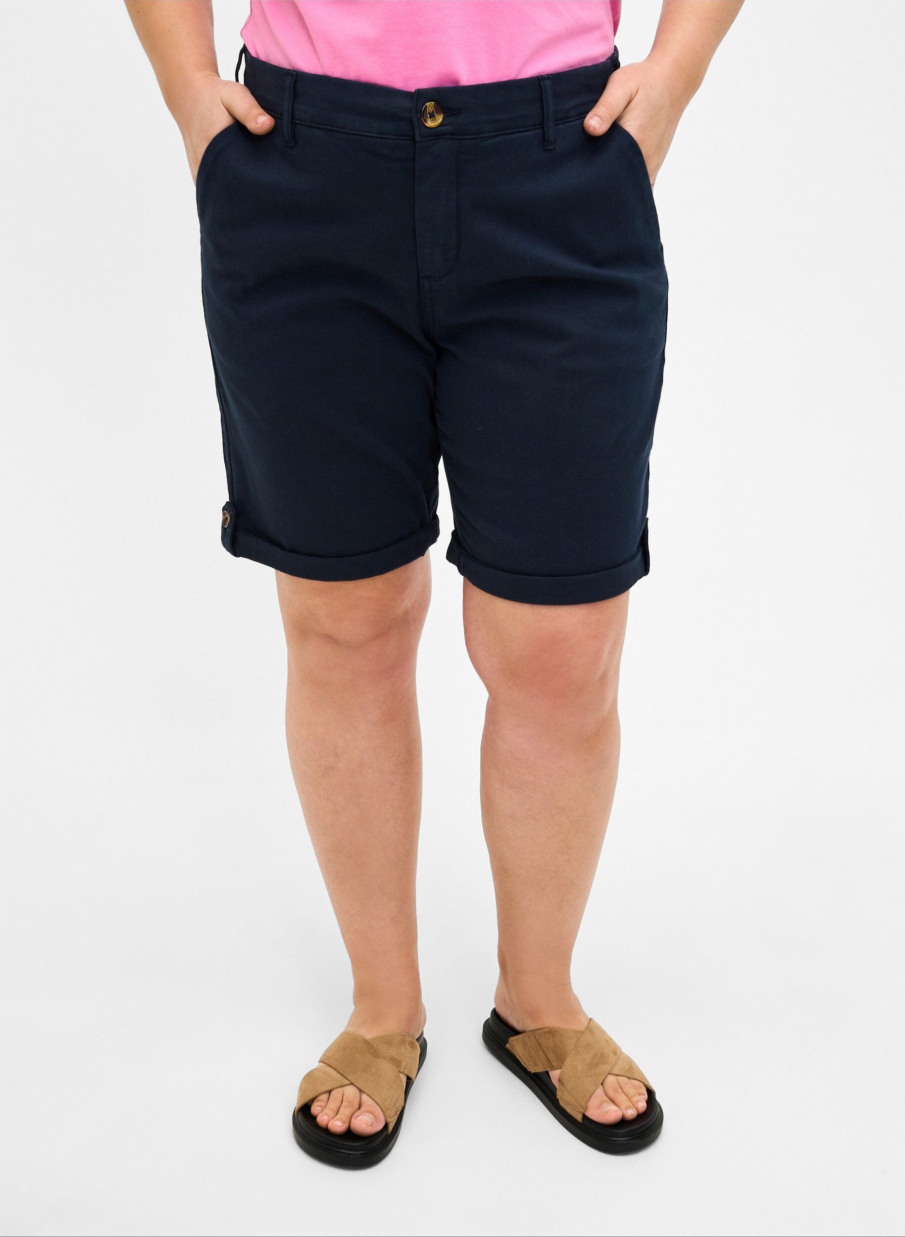 Zizzi Chinoshorts med lommer, Navy Blazer, Model image number 2